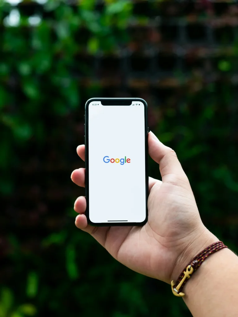 Mobil s logem Google na obrazovce